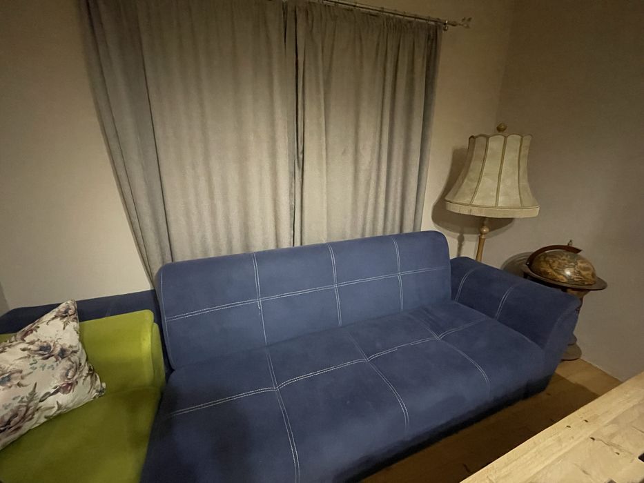 Дивани два едни и същи само че са различни цветове