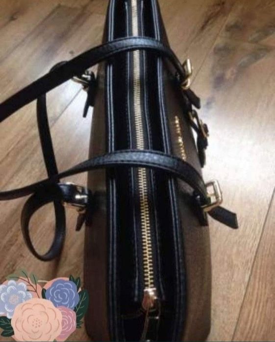 Geanta Michael Kors, model classic,logo metalic auriu, saculet, etichetă