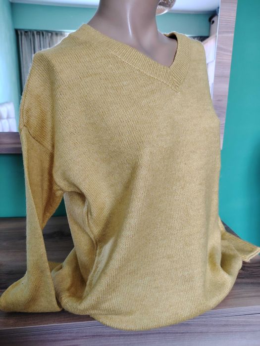 Леки пуловери размер М и S