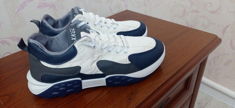 Продам кроссовки новые