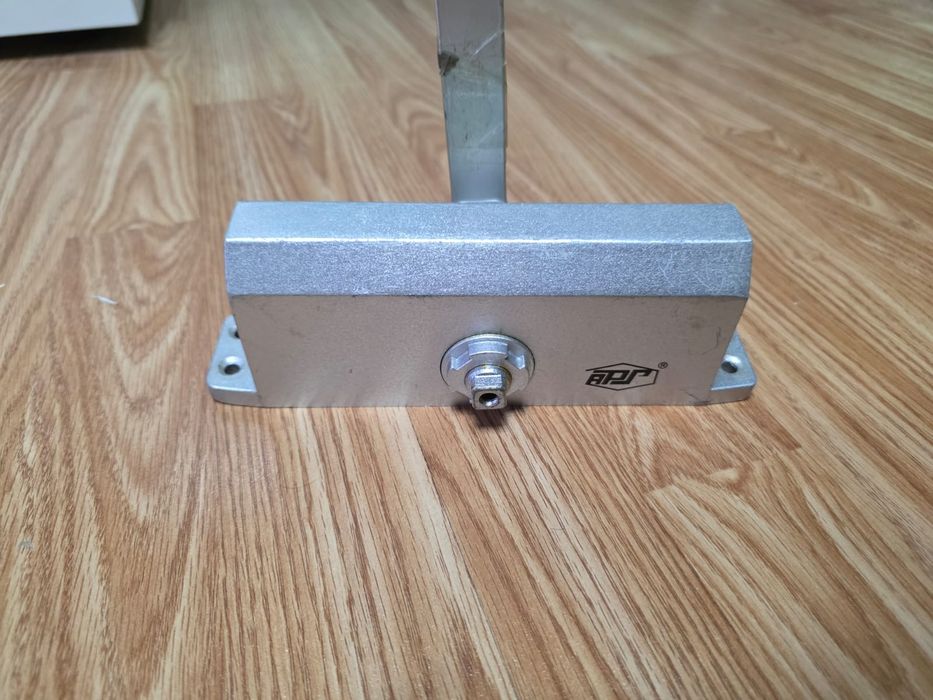 Продам доводчик дверей