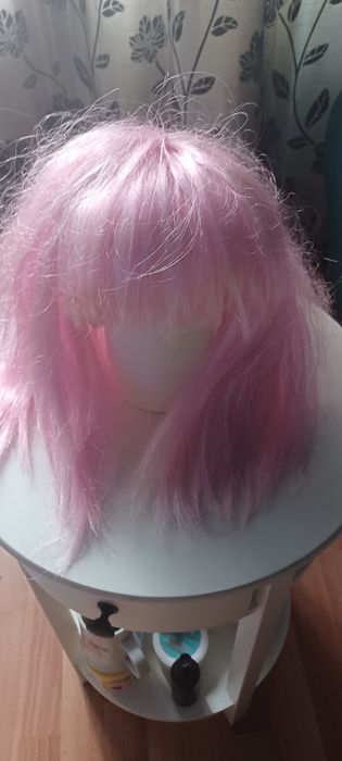 Peruca roz           .