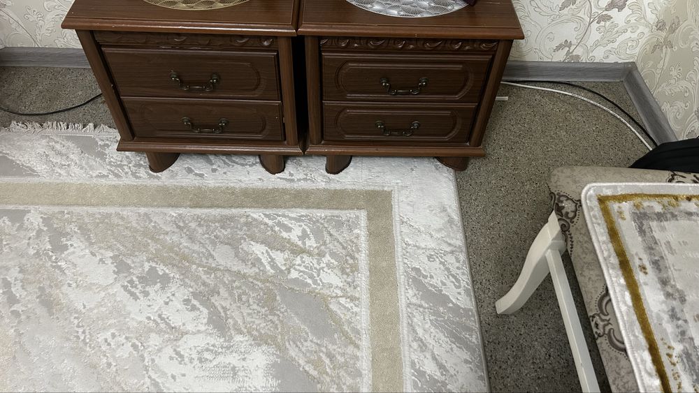 Продам тумбы и зеркало.