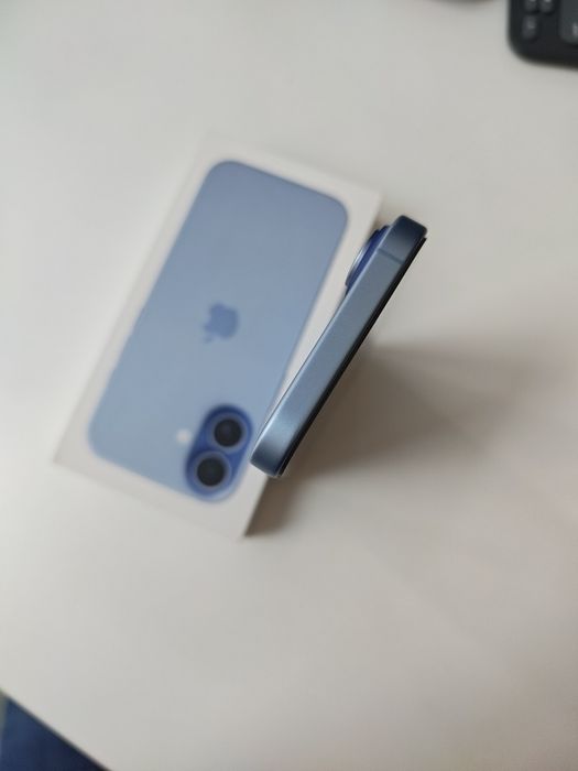 Продавам неразличим от нов iPhone 17 256Gb Mist Blue с 2 години гаранция