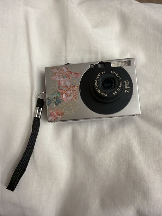 Продам (есть торг) Цифровой фотоаппарат Canon 7.1 MP + зарядка