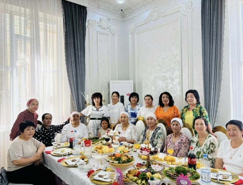 Стулья 18 шт белый и серый