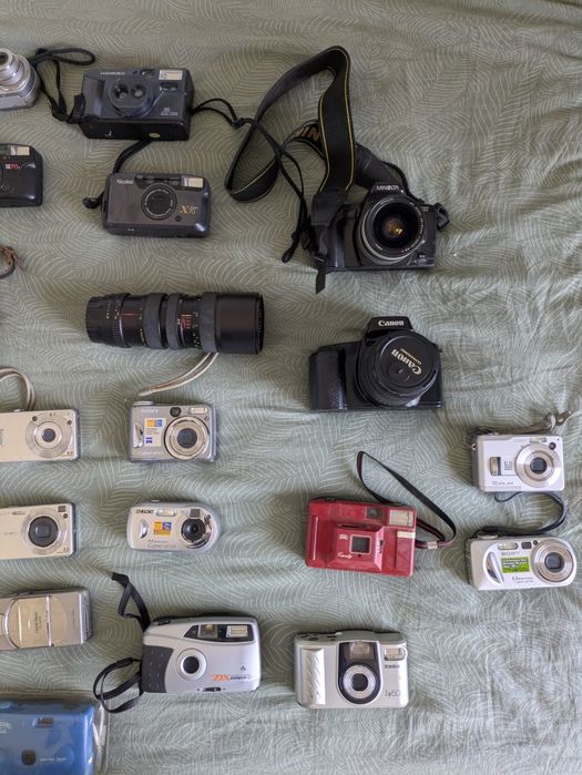 ГОЛЯМ ЛОТ Фотоапарати Canon EOS, Minolta, Olympus, Konica, Polaroid + Обективи Sigma, Canon и Minolta