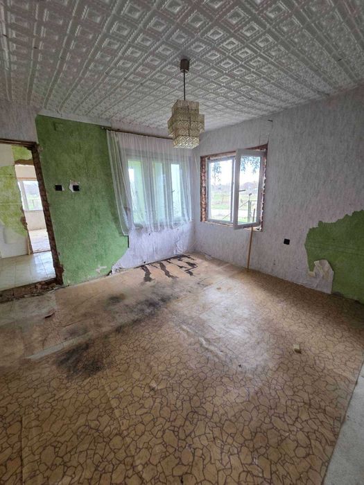 Къща с голям двор в Карапелит