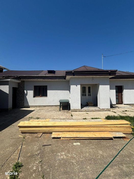 De vanzare casa situata la 5 minute de Roman, teren de 1.070mp 82.000e