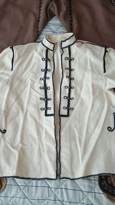 Вълнен детски елек от народна носия