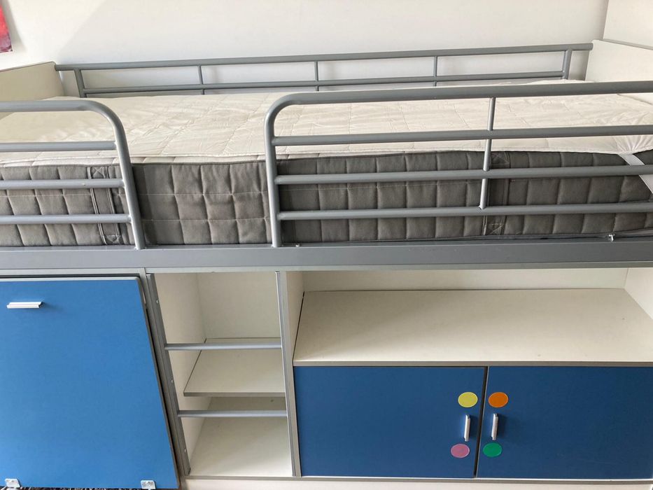 Pat etajat cu birou încorporat