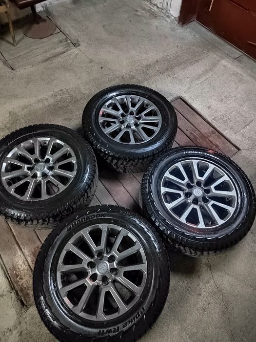 Продам комплект импортных зимних шин