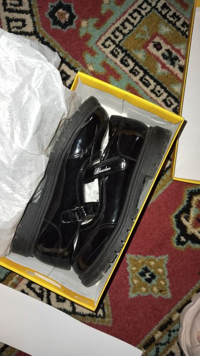 Продам новые лоферы для девочки 36 размер.