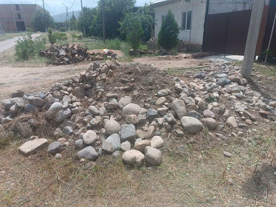 Продам камень для фундамента, отдам дешево.