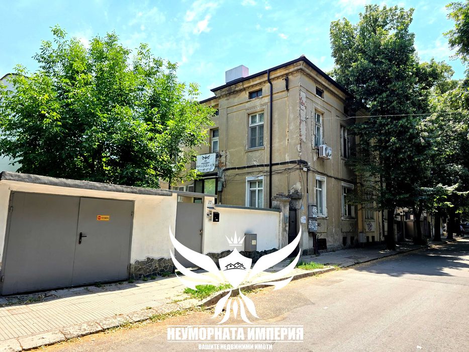 Продавам тристаен апартамент РЗП 172кв.м.на втори етаж с изба и таван в гр.Пловдив, широк център