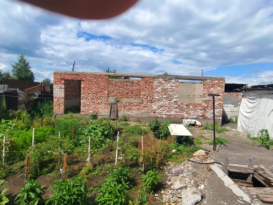 Продам участок с пристройками