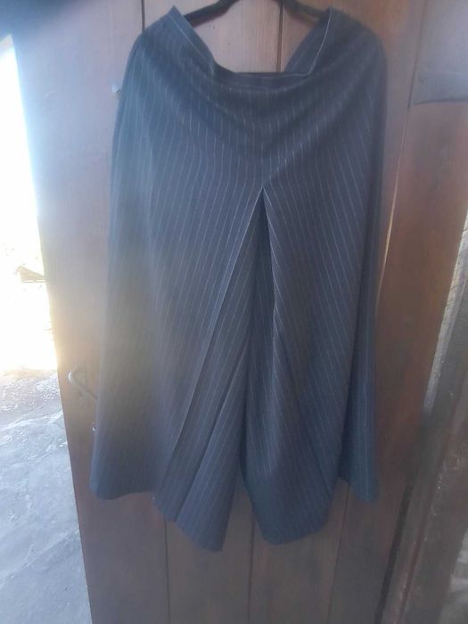 Изключителна пола-панталон на известна българска марка, размер 46