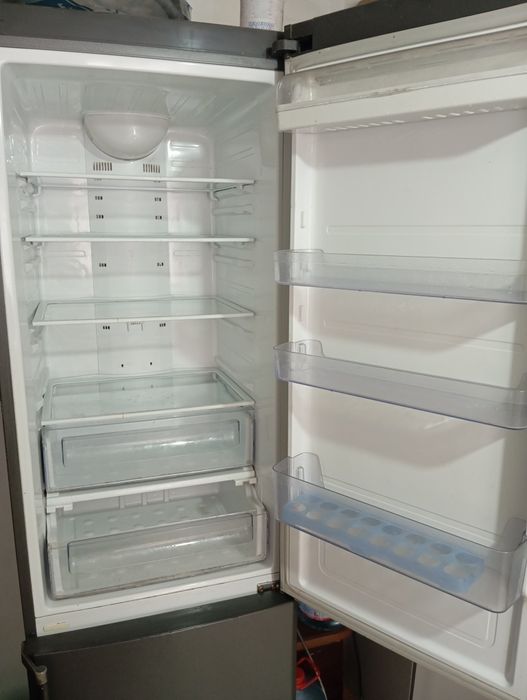 Холодильник 2 м.  ((работает