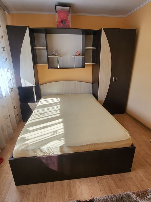 Vând set dormitor în stare foarte bună