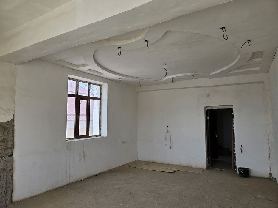 Карши Инфин банк тугрисида 3 этаждан 2 хонали 96 кв Дом сотилади.