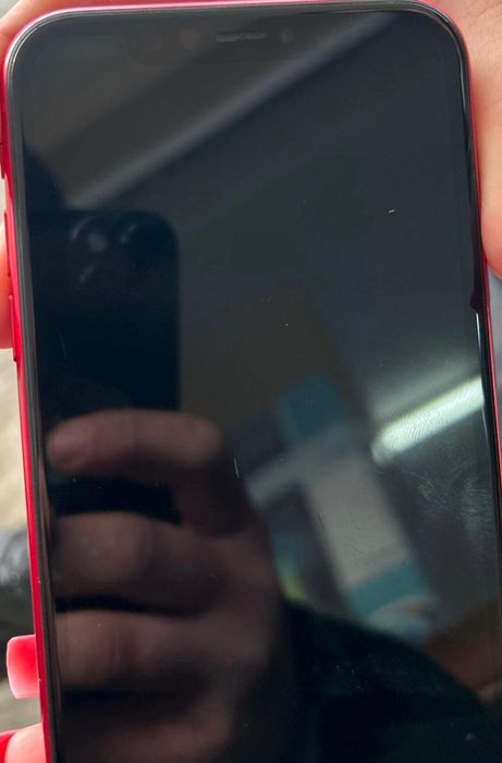 Vând iPhone 11 Red