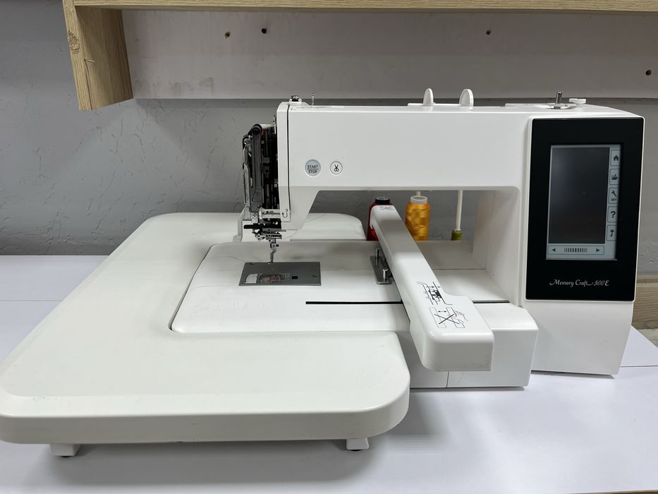 Продам вышивальную машину Janome