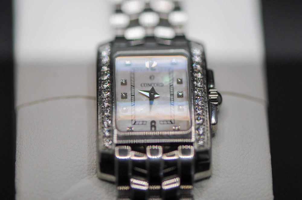 Швейцарски дамски часовник с естествени диаманти - Concord Sportivo