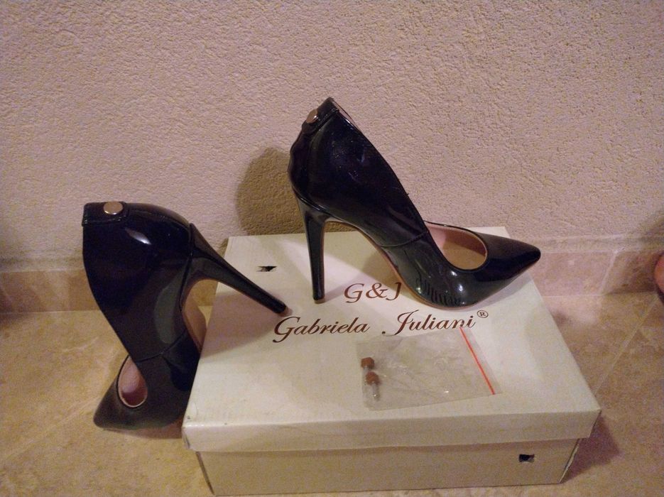 Продавам официални дамски обувки