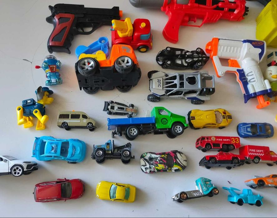 Детские машинки, пистолетики.
