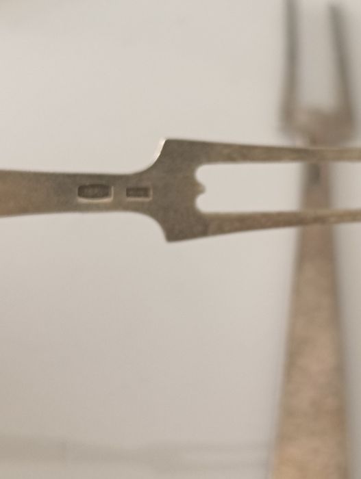 Серебряные вилки и посеребряная ложка.