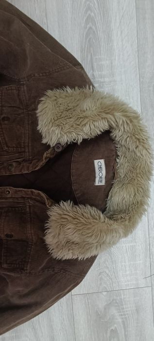 Geacă velur . Guler detașabil 
Geacă din material de velur - culoare m