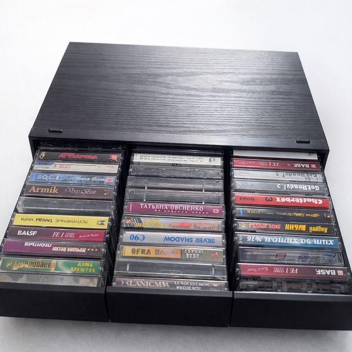 Это ящик-органайзер с аудиокассетами