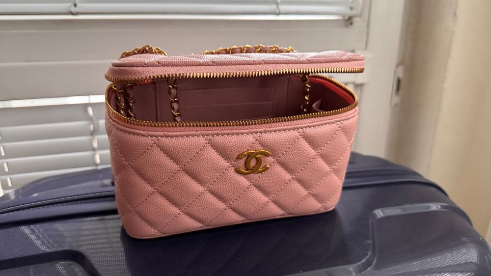 Розова дамска чантичка тип Chanel / козметична чанта с верижка