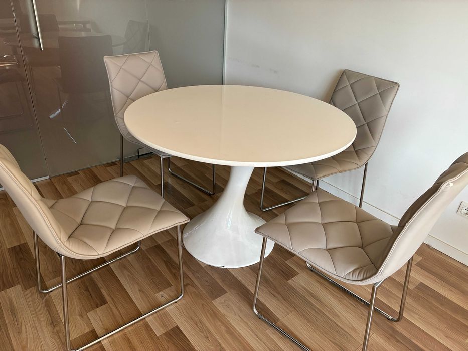 Малка маса със столове