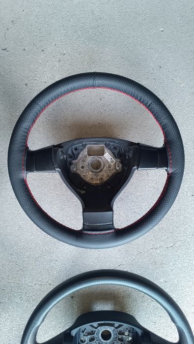 Продавам мултиволан трилъчев волан, четрилъчев волан от голф 5 GTI tdi