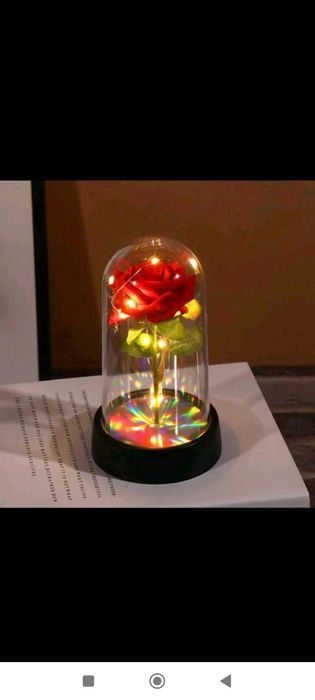 Светеща роза в стъкленица