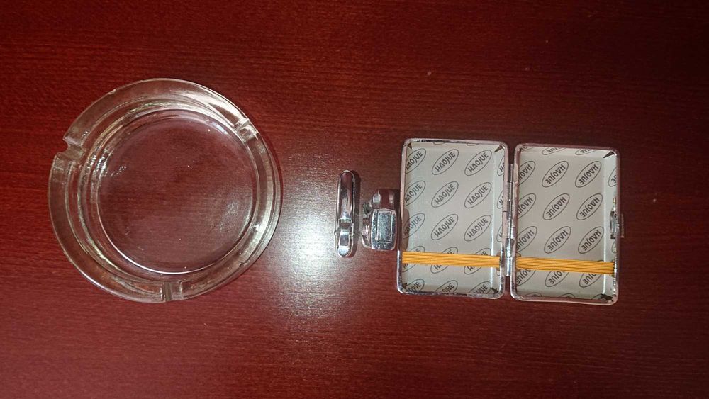 Стар масивен пепелник,запалки и здрава табакера.