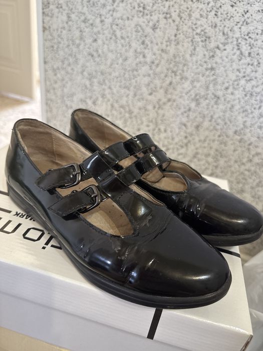 Школьный туфли .