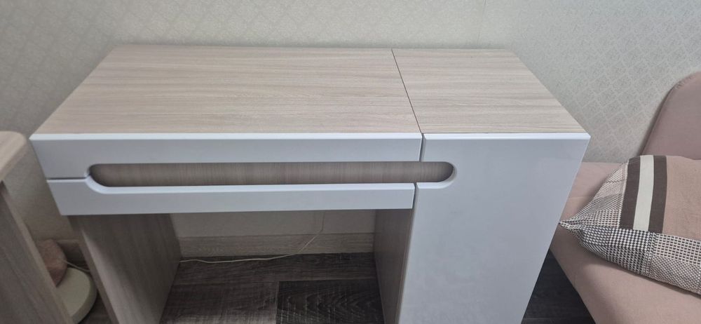 Продам дамский столик. Трюмо