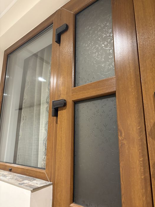 Ansamblu ușă exterior PVC + 2 geamuri laterale fixe – Termopan – Stejar Auriu