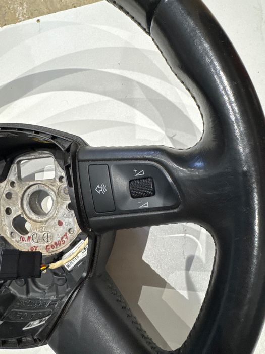 Audi A4 B7 кожен волан Ауди А4 Б7