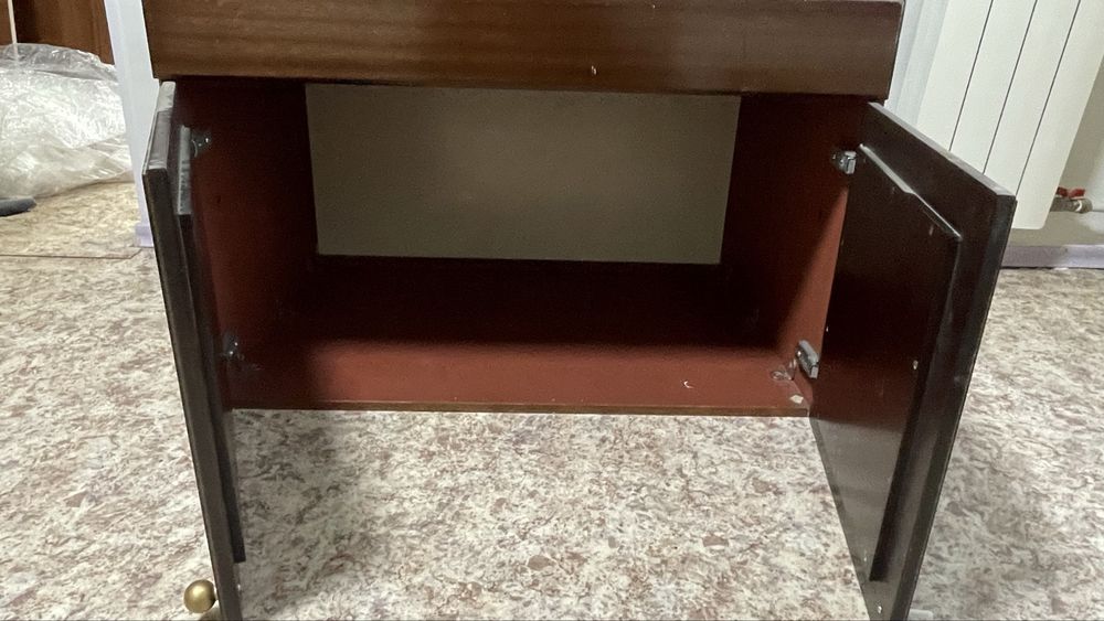 Шифоньер из красного дерева