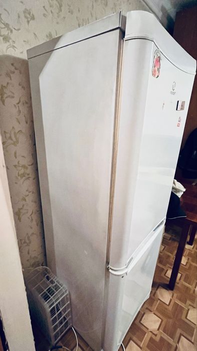 Продаю холодильник INDESIT