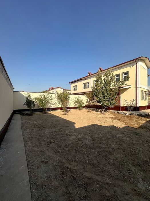 Уртачирчик тумани "Food city " якинида 2 этажли коттедж сотилади