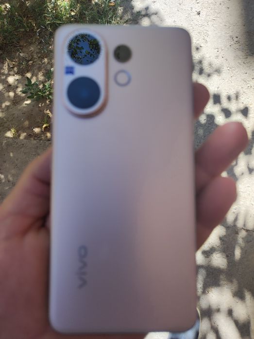 Телефон сотилади Vivo V60 zeiss холати зўр кўп ишлатмаган