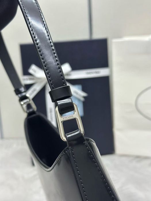 Сумка Prada Cleo medium