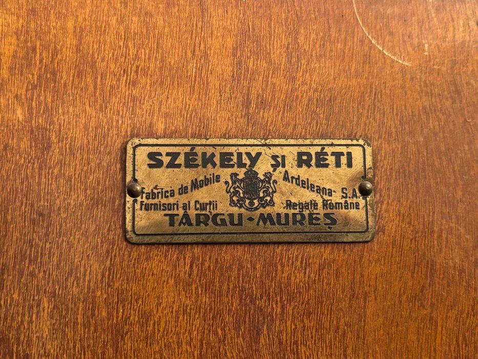 Mobilă veche din lemn de nuc din Perioada interbelică