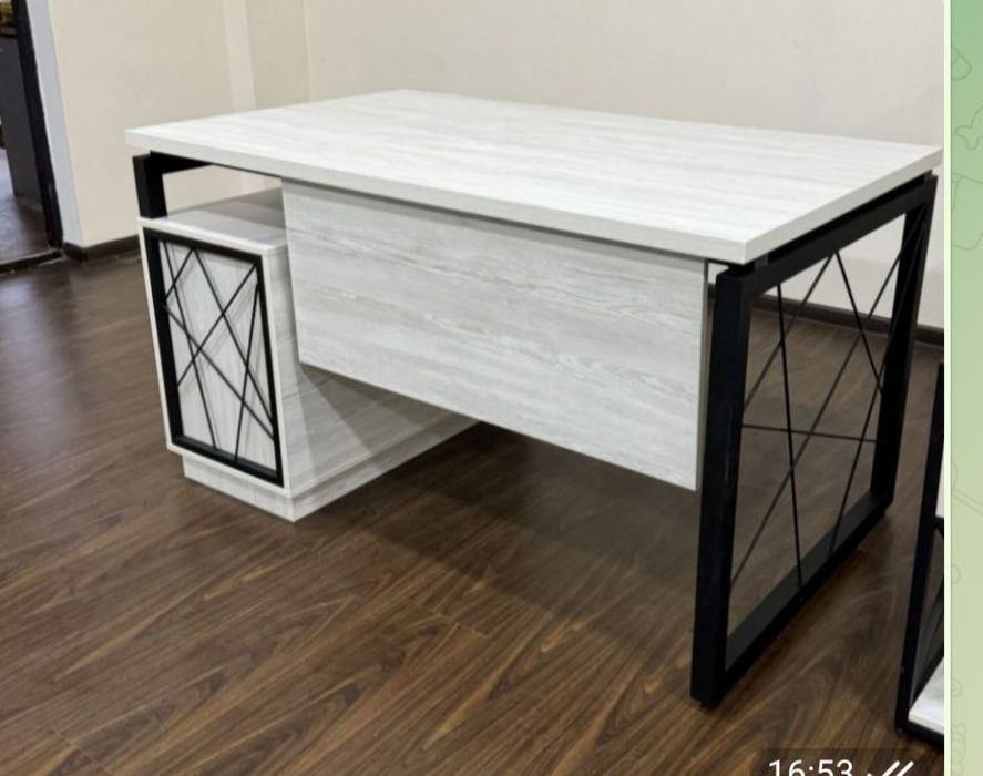 Офисный стол в стиле лофт