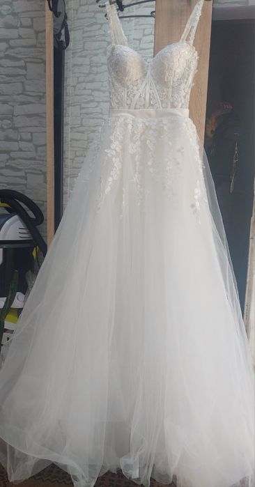 Продавам булчинска рокля, много лека и удобна с цип, корсет и връзка.