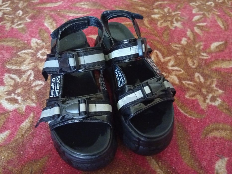 Продаются босоножки, цена:6000